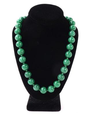 Lot 168 lovely chinese deep green jade necklace