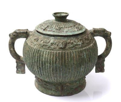 Lot 305 chinese bronze archaistic lidded gui vessel