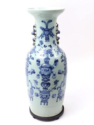 Lot 314 tall chinese blue white porcelain vase wstand