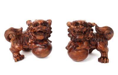 Lot 295 pair chinese wood carved netsuke foo lions