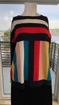 Size M Women’s Neiman Marcus Cashmere Sweater
