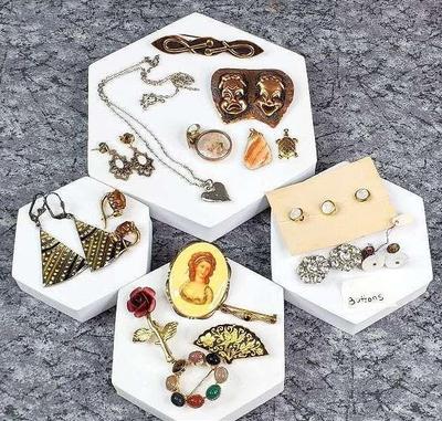 Pins buttons and charms