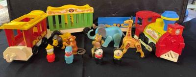 Vintage Fisher Price Circus Train * 4 Sections * 5 Animals * 4 Passengers *
