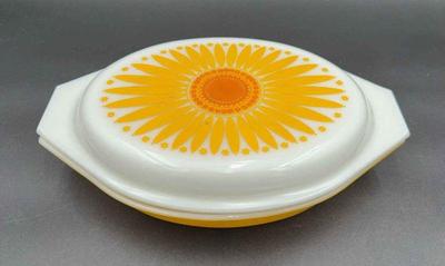Vintage Divided Pyrex Ovenware Daisy Citrus Lidded Casserole Dish * 1.5 Quart
