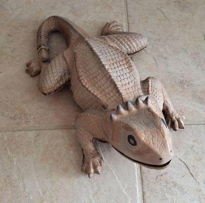 Cast metal horned toad