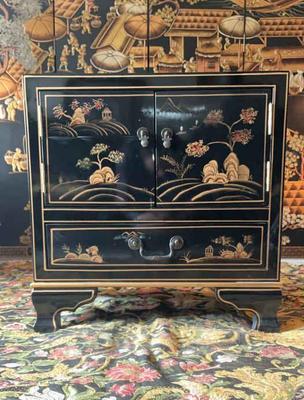 Chinoiserie decorated cabinet
