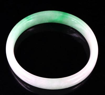 Lot 111 lovely chinese white green jade bangle