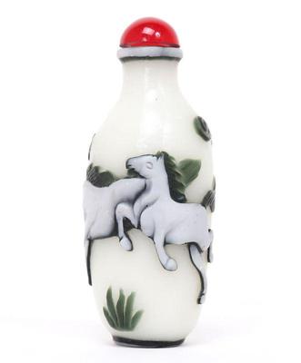 Lot 242 chinese white green peking glass snuff bottle, horses