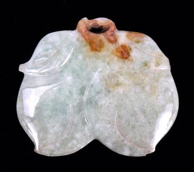 Lot 170 chinese double peach jade pendant