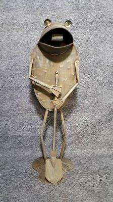Metal garden frog sculpture