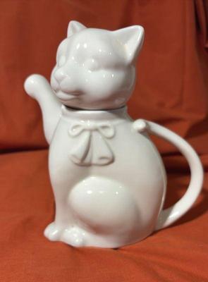 Vintage crowning touch cat teapot