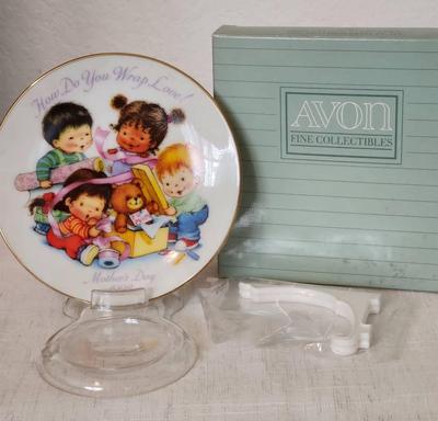 AVON Collectible Plate - "How Do You Wrap Love" 1992 Mother's Day Plate