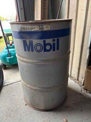 Vintage mobil oil can