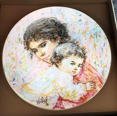 Royal doulton edna hibel art collector s plate marilyn & child