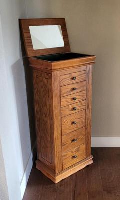 Jewelry box and jewelry