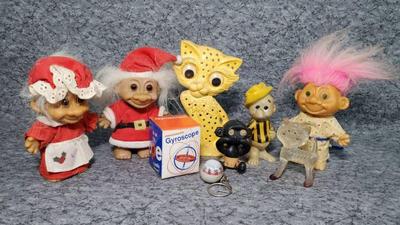 Nostalgic collectibles troll dolls plastic toys, cat earring stand
