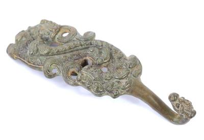Lot 281 chinese bronze dueling dragons shaped belt hook