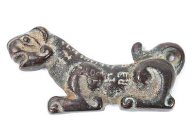 Lot 283 chinese bronze feline belt buckle