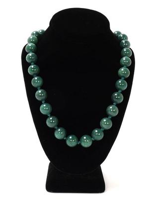 Lot 126 beautiful chinese jade sphere bead necklace