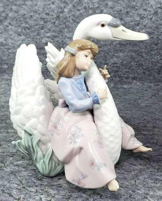 Lladro #5704 Swan Song with Original Box 