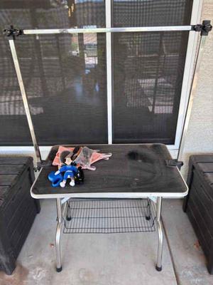 Portable pet grooming station
