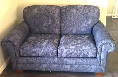 La z boy blue paisley pattern loveseat 2