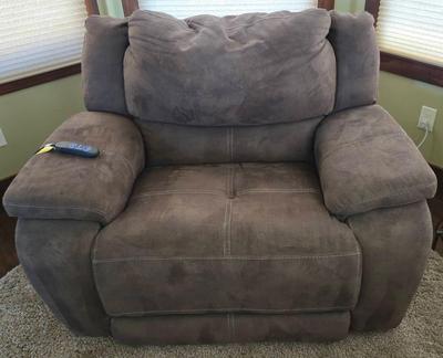HomeStretch Power Recliner (Brown)