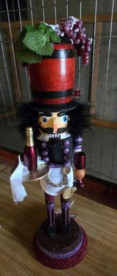 Nut cracker