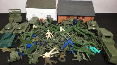 Toy Army Men With Housing And Vehicles