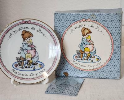AVON - Collectible Plate 1987 A Mother Is Love...