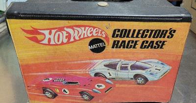 HOT WHEEL CASE WITH 44 CARS AND SUPER TRACK