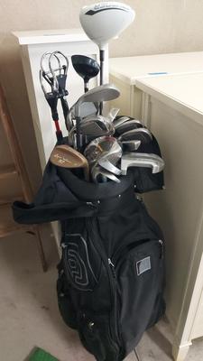GOLF BAG WITH NUMEROUS GOLF CLUBS