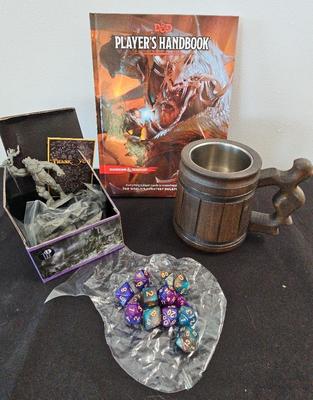 DUNGEONS AND DRAGONS PLAYERS HANDBOOK, HEROES AND ANIMAL SET, MUG AND DIE