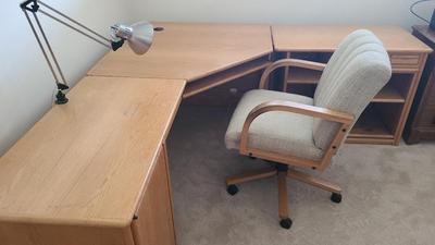 LARGE CORNER COMPUTER DESK WITH LOTS OF STORAGE 