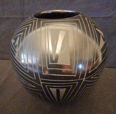 MATA ORTIZ BLACK ON BLACK POTTERY BY PATRICIA DOMINGUEZ