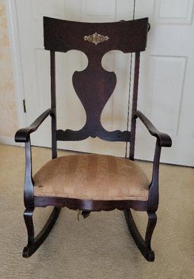 ELEGANT ANTIQUE ROCKING CHAIR 