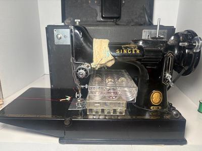 Vintage Featherweight Singer 221 Sewing Machine