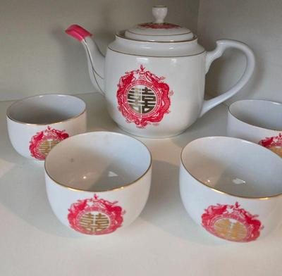 Tea pot and cups