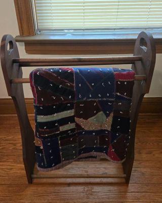 Quilt rack and wool quilt