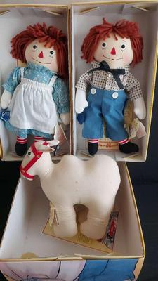 RAGGEDY ANN AND ANDY DOLLS AND THE CAMEL WITH WRINKLED KNEES