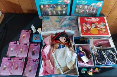 AMAZING COLLECTION OF DISNEY SNOW WHITE MEMORABILIA 