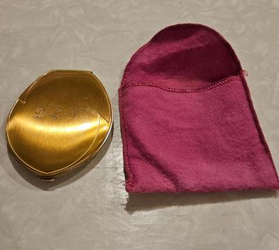 Tolietries vintage american beauty compact