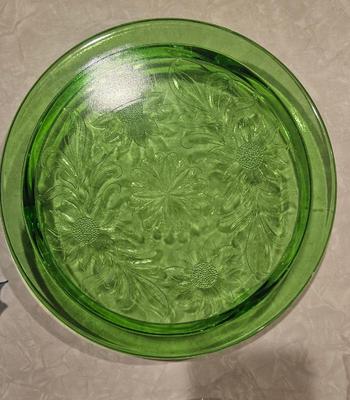 Glass depression uranium glass 12)