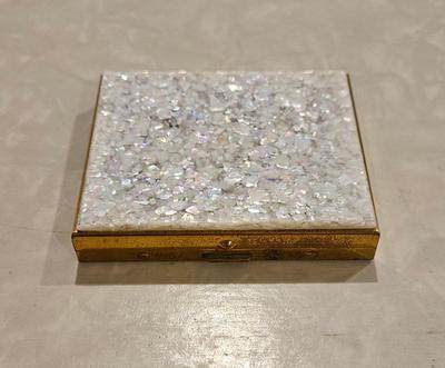 Toiletries 1950s 1960s lucite top compact