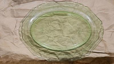 Glass depression uranium glass 3)