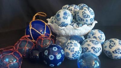 VINTAGE AND CONTEMPORARY BLUE AND WHITE PORCELAIN GLOBES WITH MILK GLASS VASE