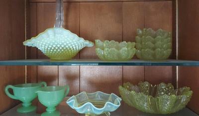 COLLECTIBLE VINTAGE GREEN FENTON-STYLE AND HOBNAIL GLASS LOT