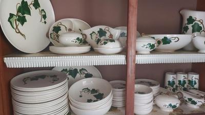 VINTAGE CALIFORNIA IVY BY METLOX POTTERY DISHWARE