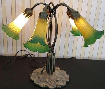 GREEN AND YELLOW TIFFANY-STYLE LILY PAD TABLE LAMP