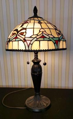 DALE TIFFANY-STYLE STAINED GLASS TABLE LAMP